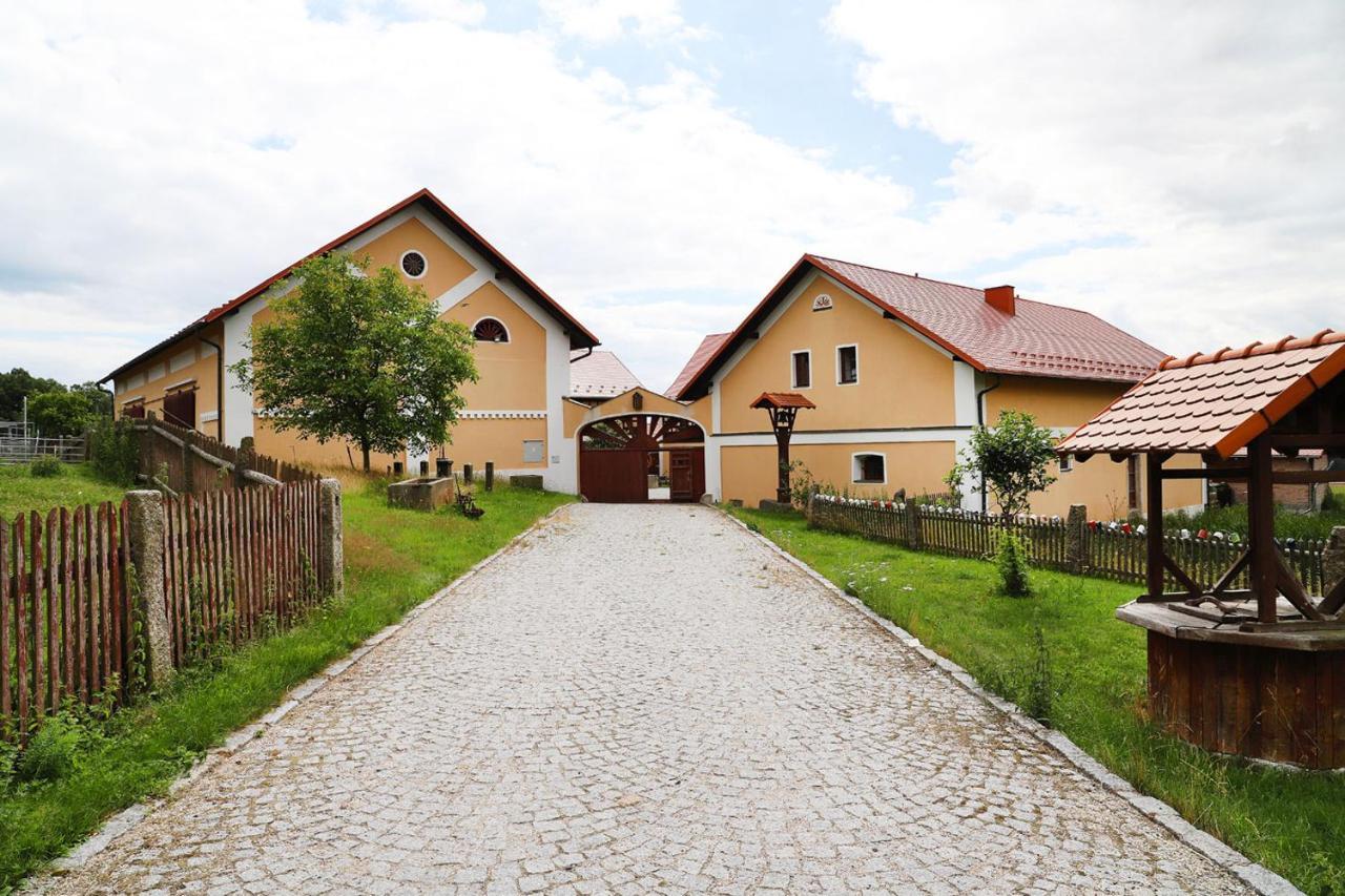 Bed and Breakfast Statek Selsky Dvur Milhostov Exterior foto